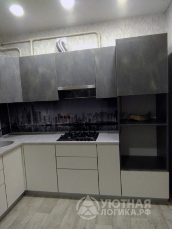 Угловая кухня с матовыми серыми фасадами и механизмом push-to-open